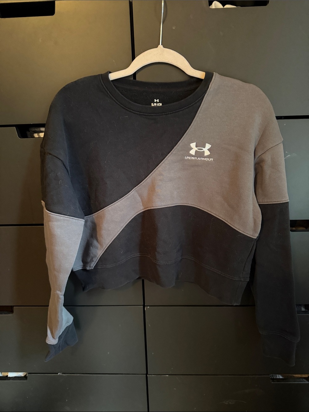 Under Armour Women's Black & Gray Colorblock Crop Sweatshirt